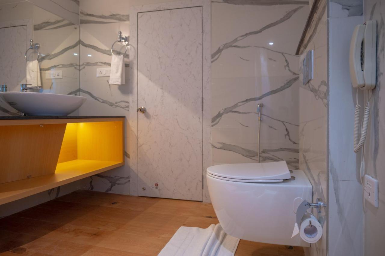 Clubway Grand A Boutique Hotel Jorhāt エクステリア 写真