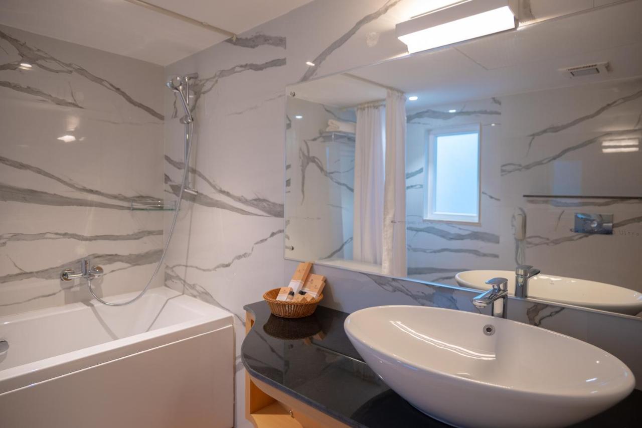 Clubway Grand A Boutique Hotel Jorhāt エクステリア 写真