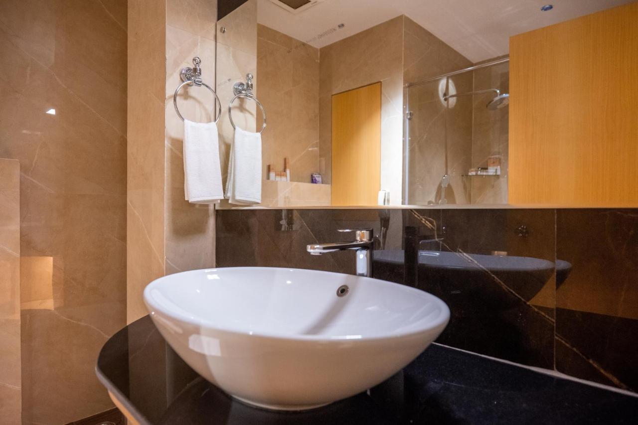 Clubway Grand A Boutique Hotel Jorhāt エクステリア 写真