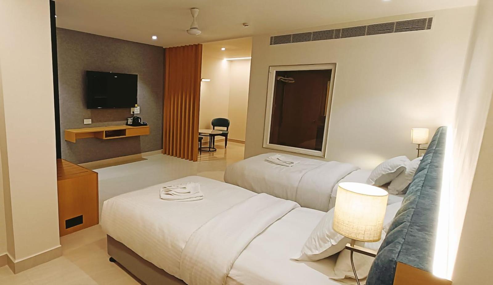 Clubway Grand A Boutique Hotel Jorhāt エクステリア 写真
